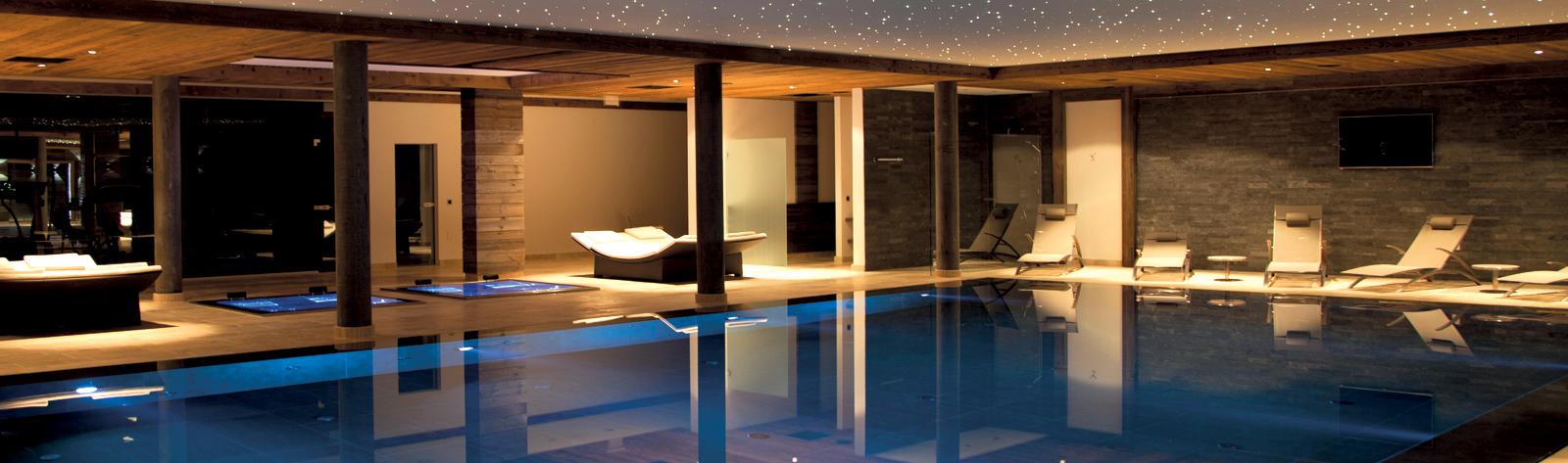 Piscine de luxe à débordement installée à Crans Montana