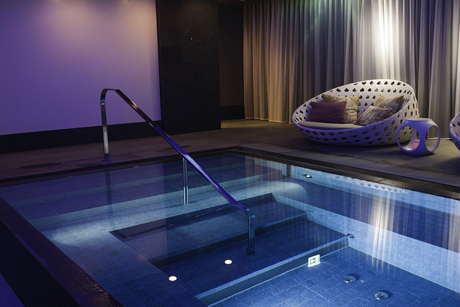 Piscine sur-mesure réalisée à Crans-Montana