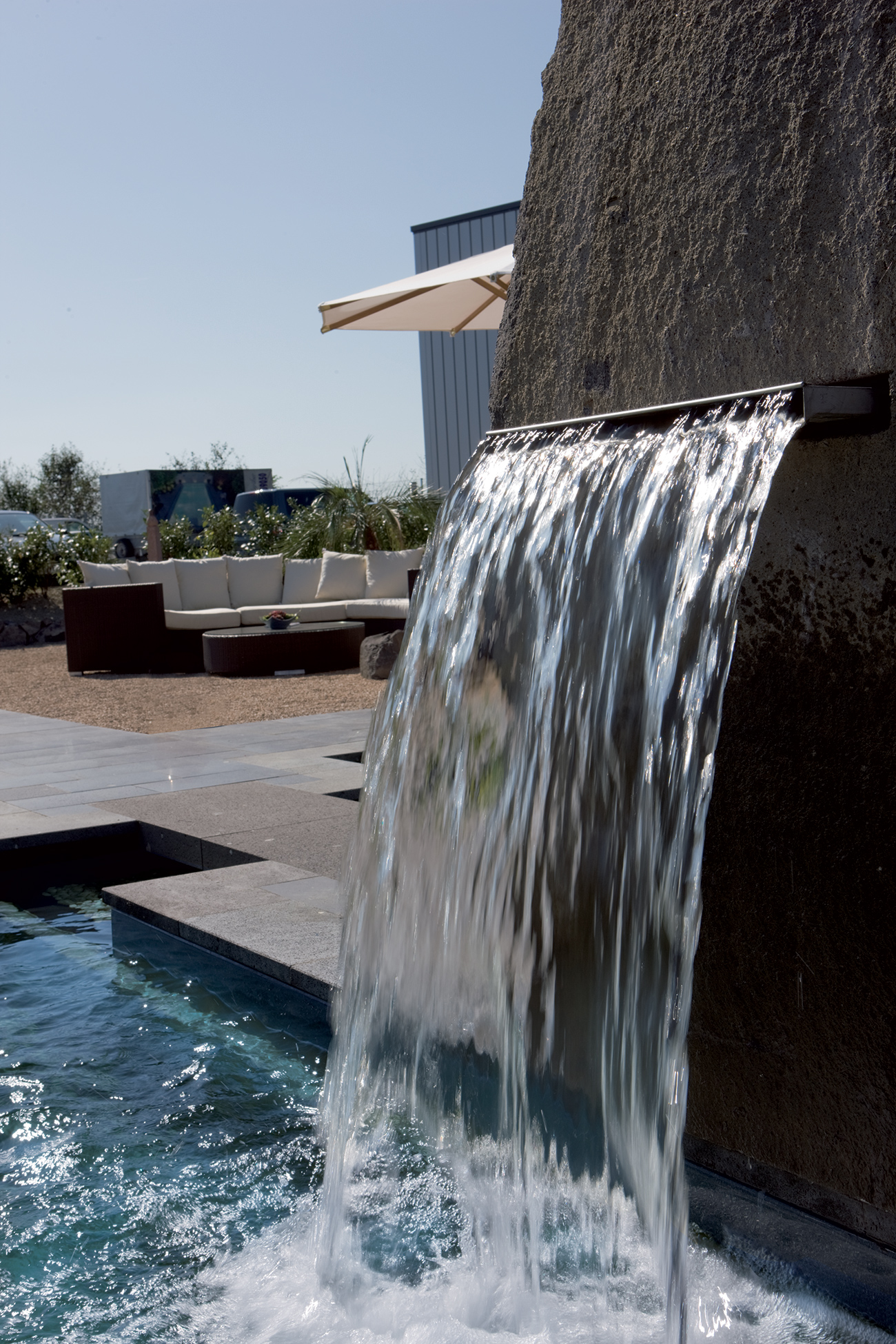 Réalisation piscine avec une cascade d'eau